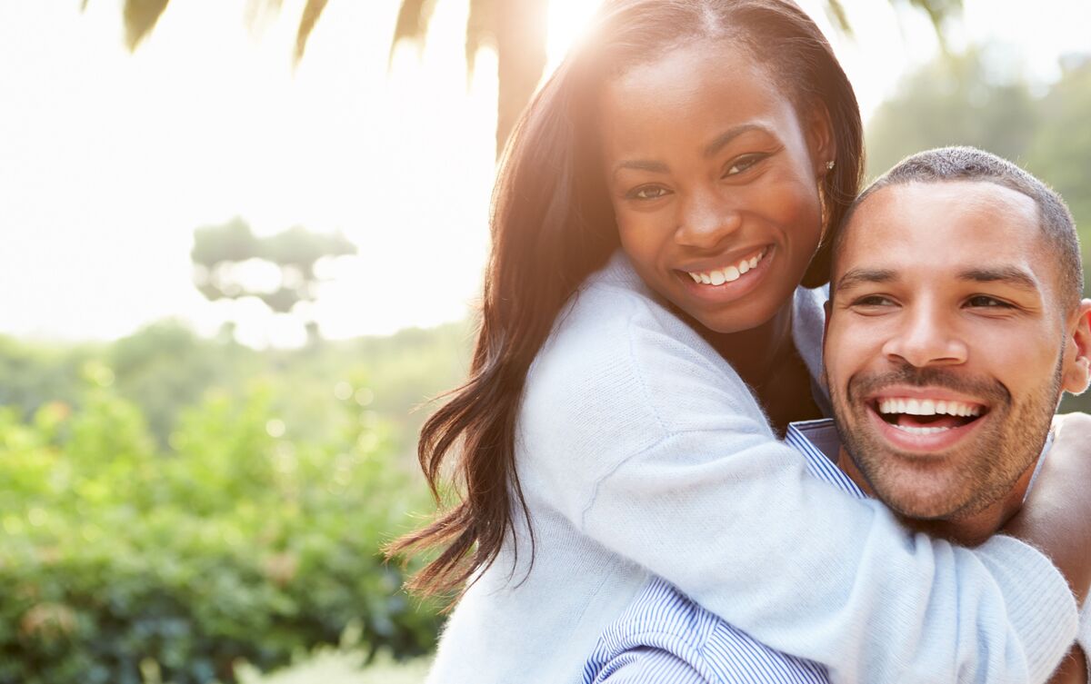 Casal de homem e mulher felizes.