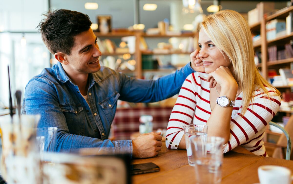 Casal de homem e mulher em lanchonete.