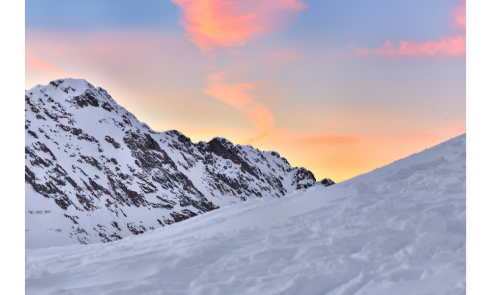 Montanhas com neve durante o pôr-do-sol.