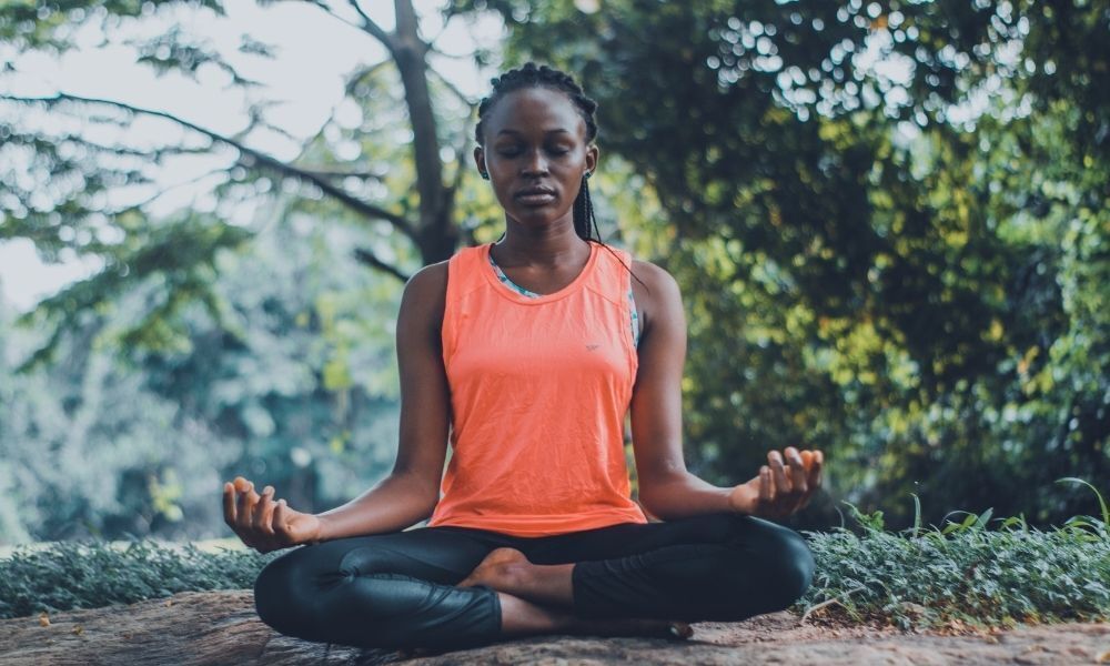 mulher meditando