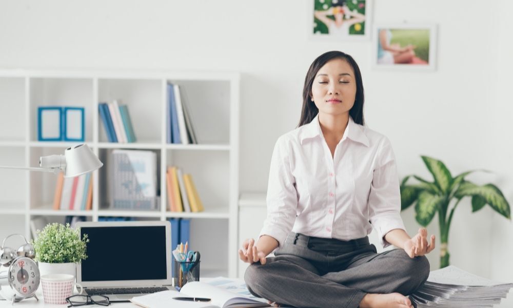 mulher meditando no escritorio 