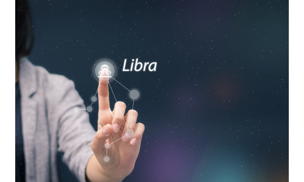 Pessoa mostrando uma ilustração de Libra.