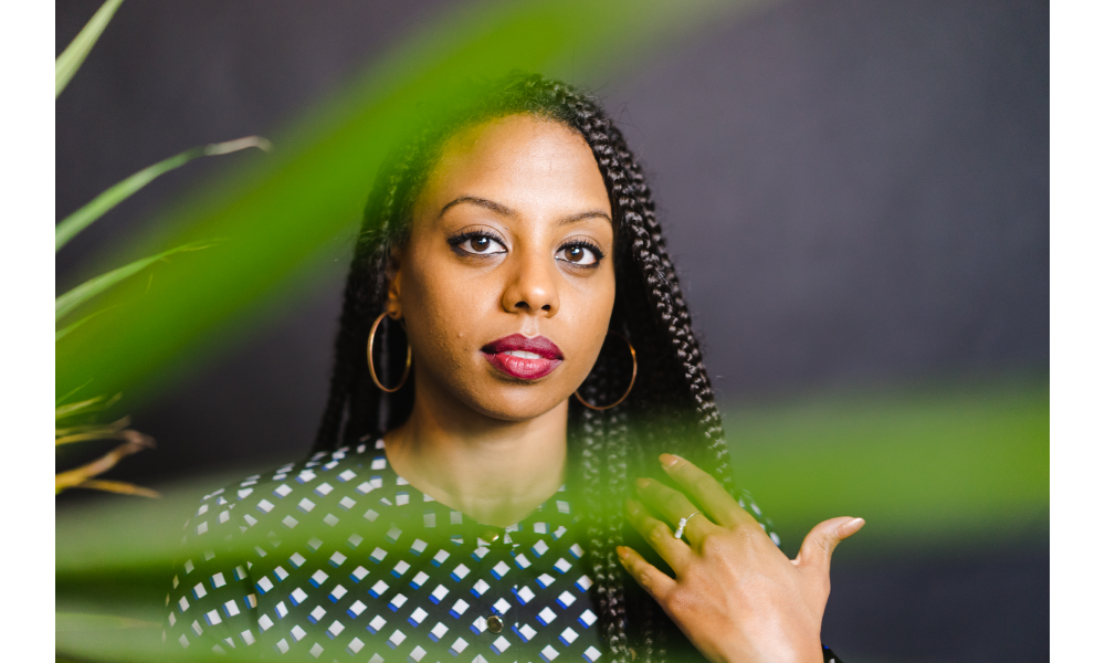 Mulher negra com cabelo trançado.