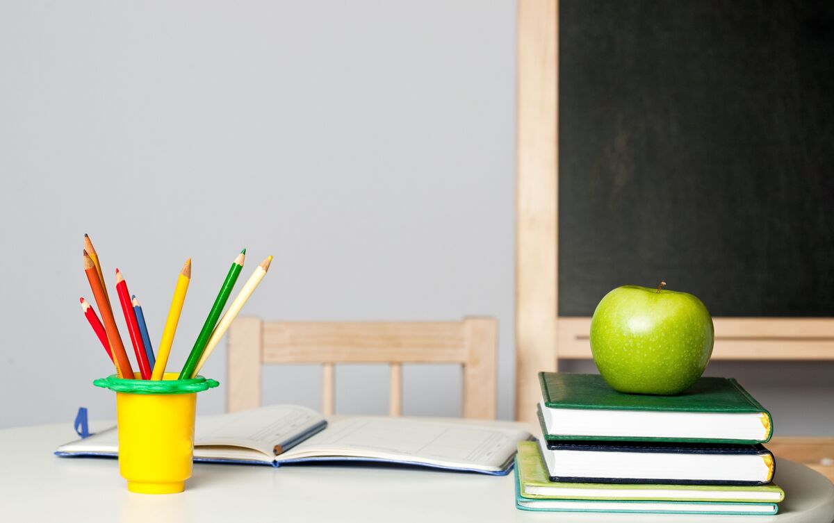 Mesa de professor infantil.