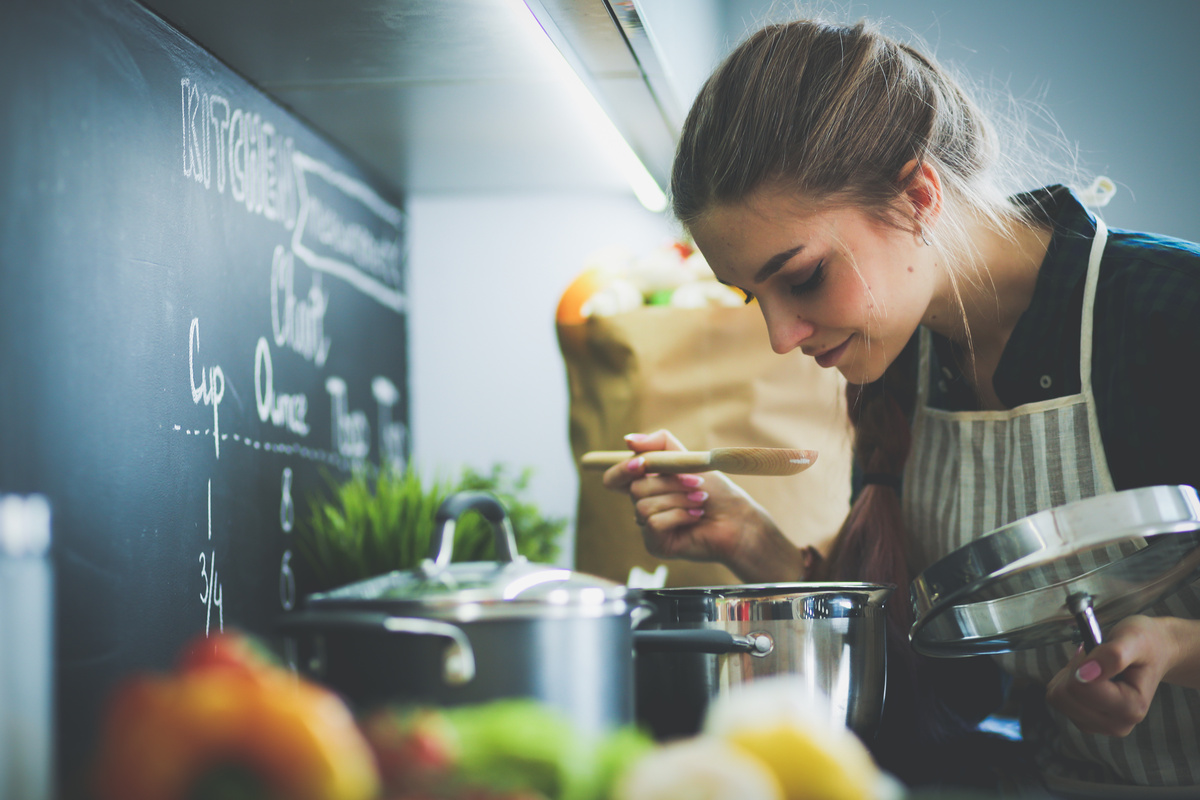 Uma mulher cozinhando