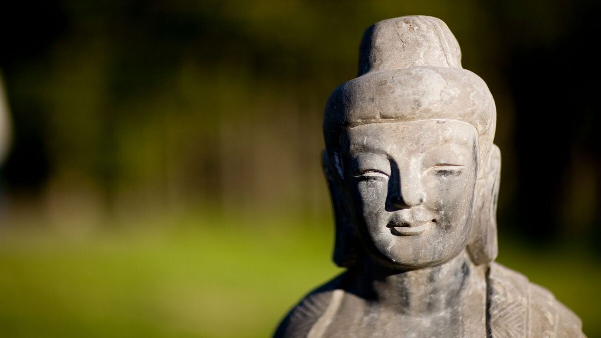 Estátua de pedra de Kuan Yin.