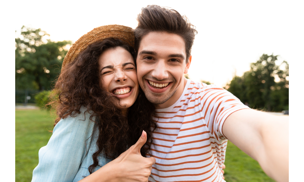 Casal abraçado sorrindo.