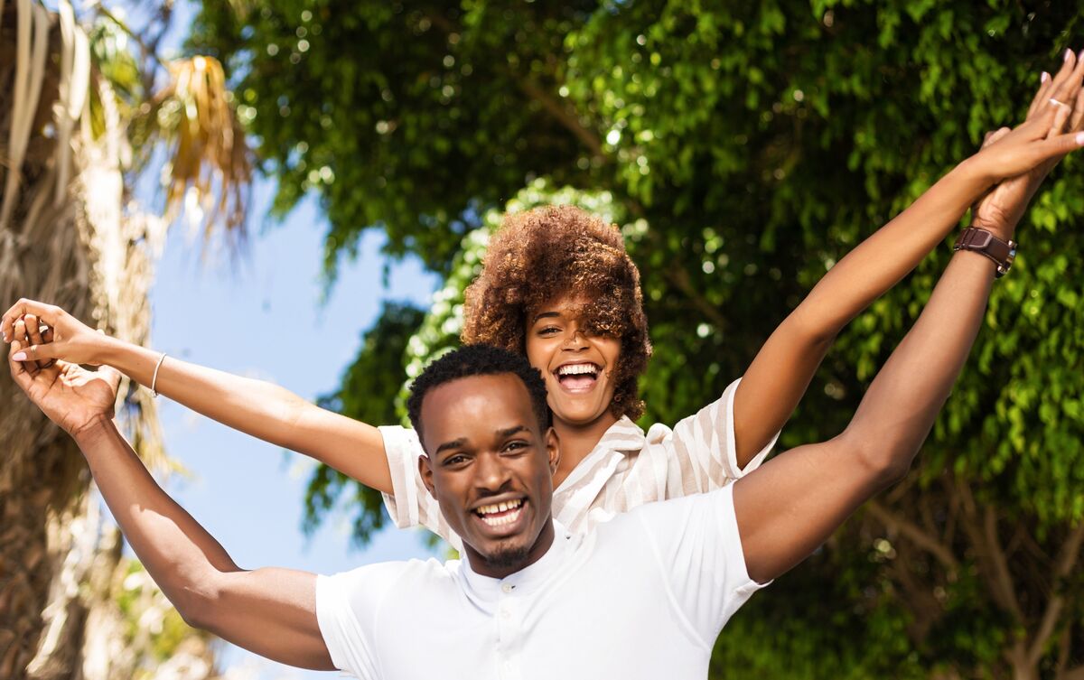 Casal feliz e se abraçando.