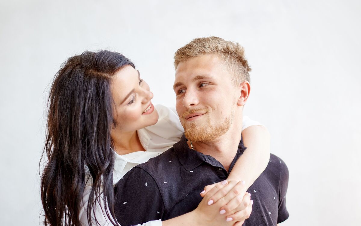 Casal de homem e mulher abraçados.