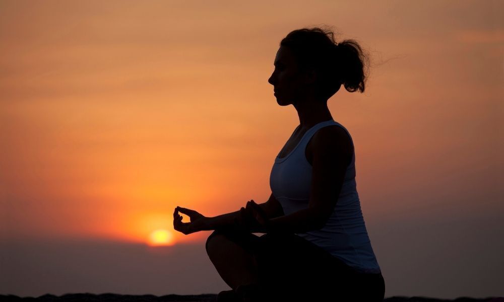 mulher meditando