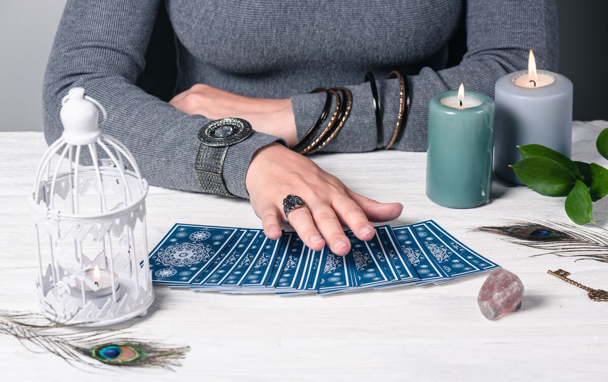 Tiragem de cartas de Tarot.