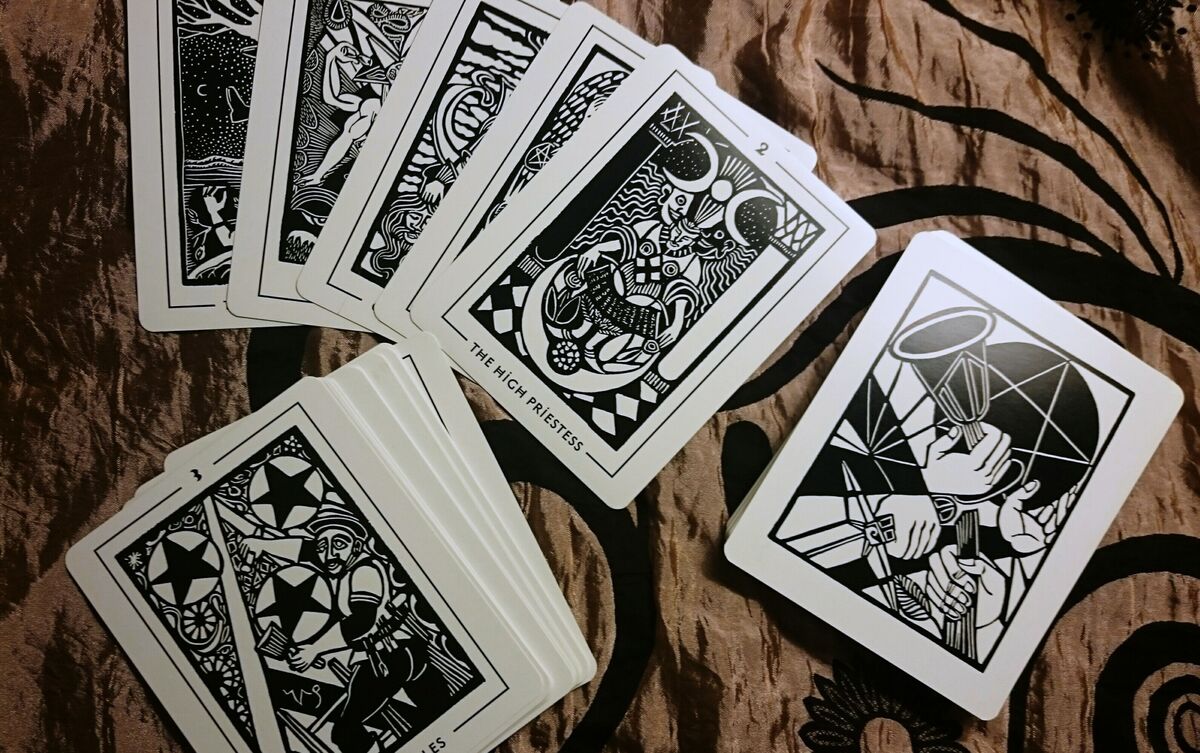 Cartas de Tarot espalhadas.