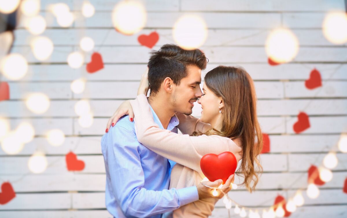 Casal de homem e mulher abraçados.