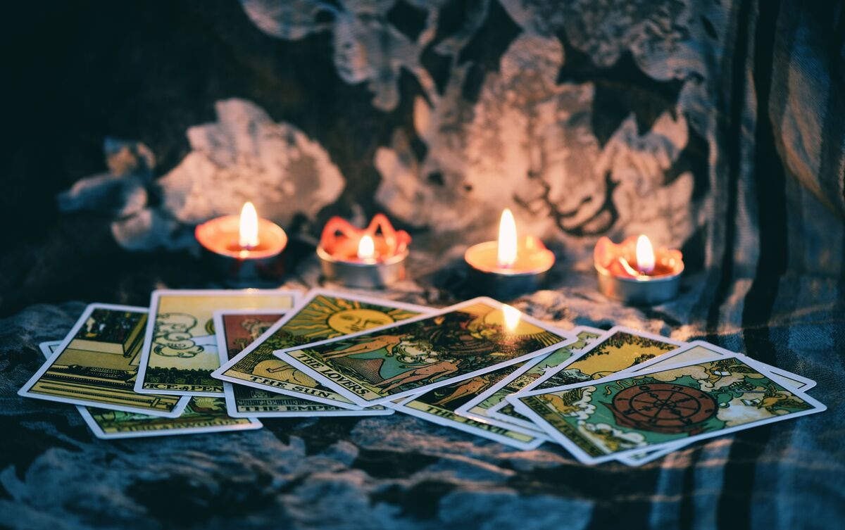 Cartas de Tarot em altar.