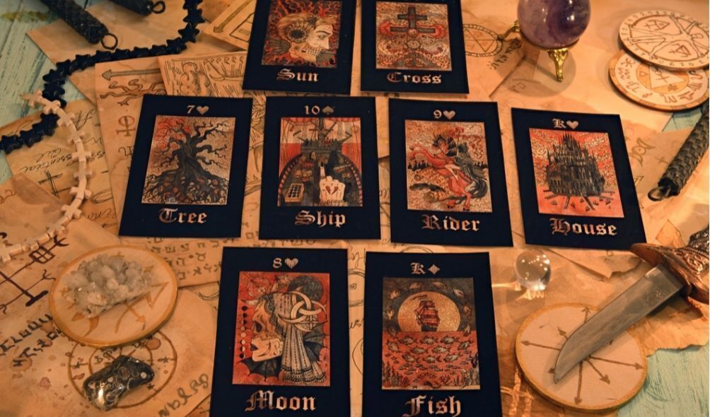 Cartas de tarot em mesa de tiragem