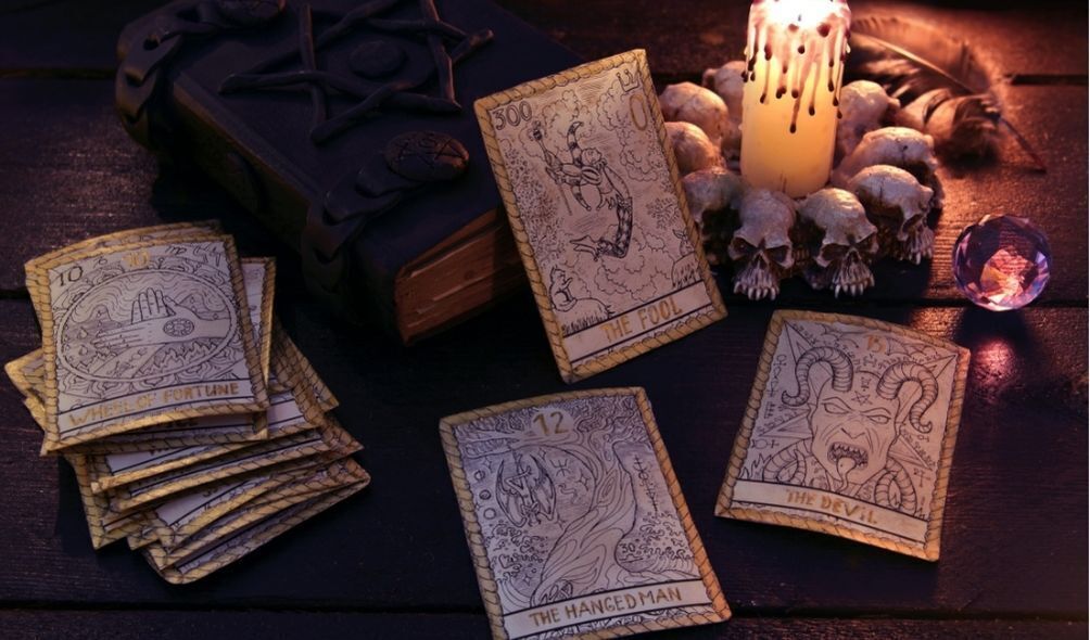 Cartas de tarot ao lado de uma vela acesa