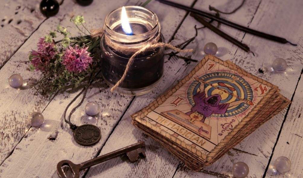 Cartas de tarot ao lado de vela