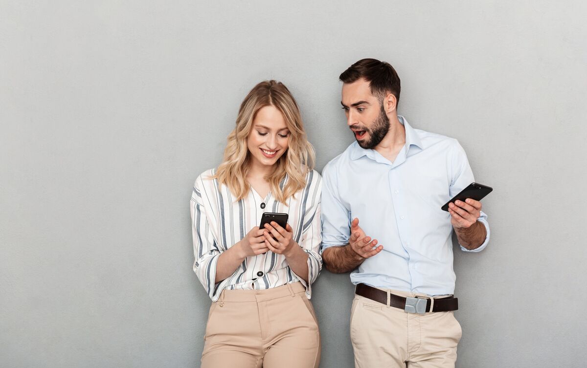 Homem olhando para o celular da namorada.