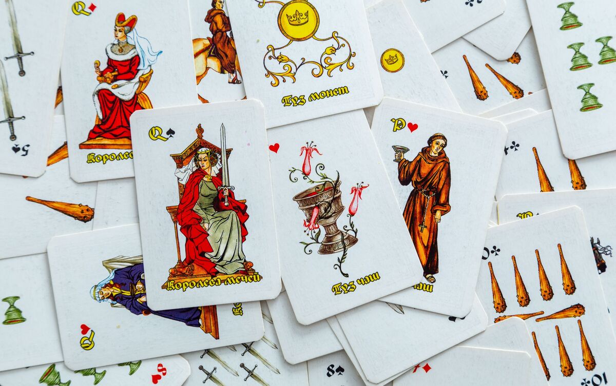 Cartas de Tarot espalhadas.