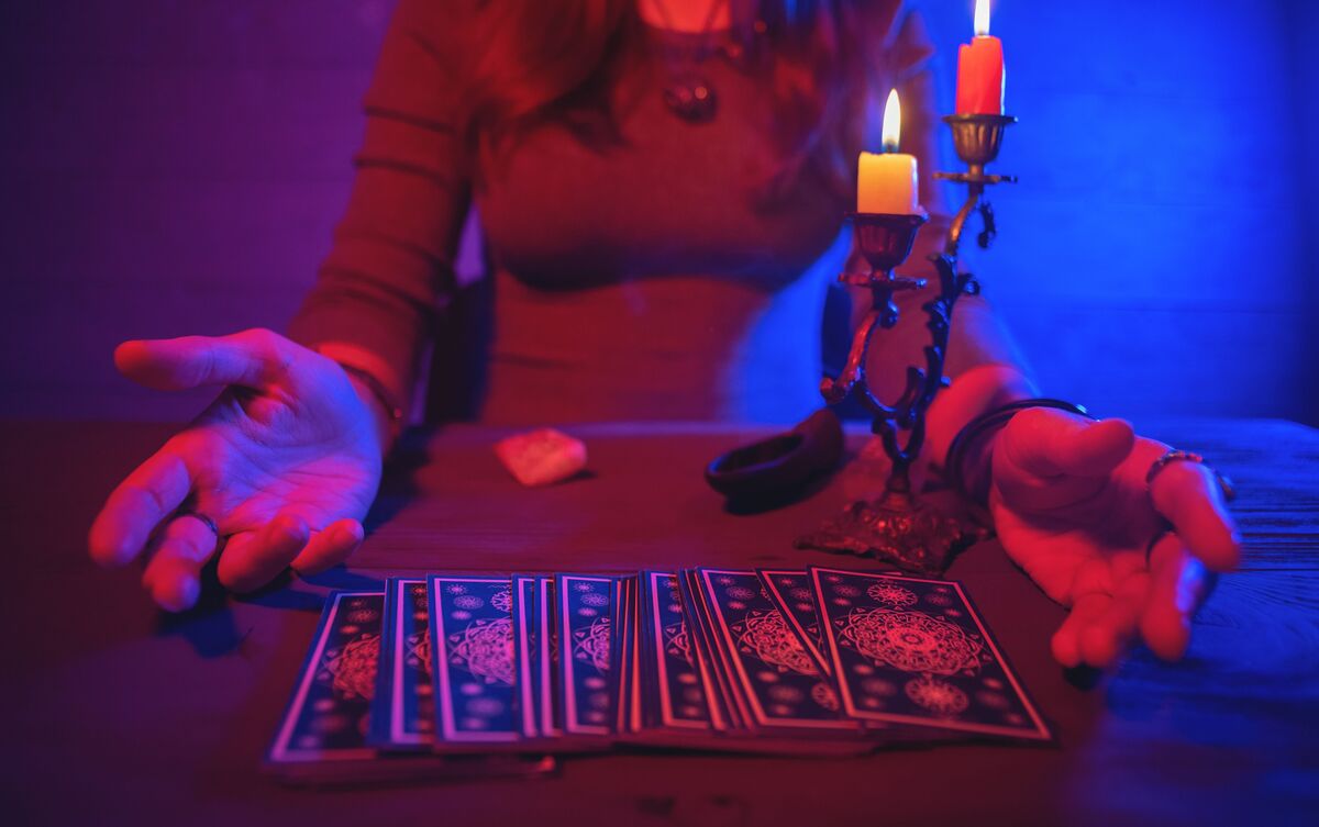 Mulher fazendo tiragem de Tarot.