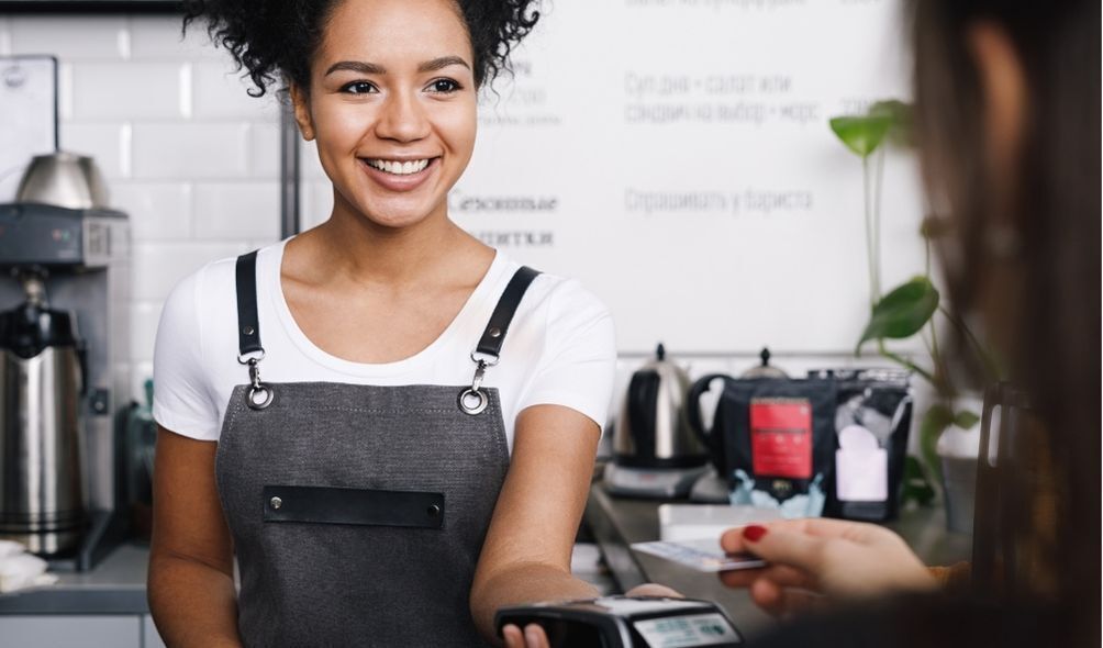 Cliente fazendo um pagamento em um café