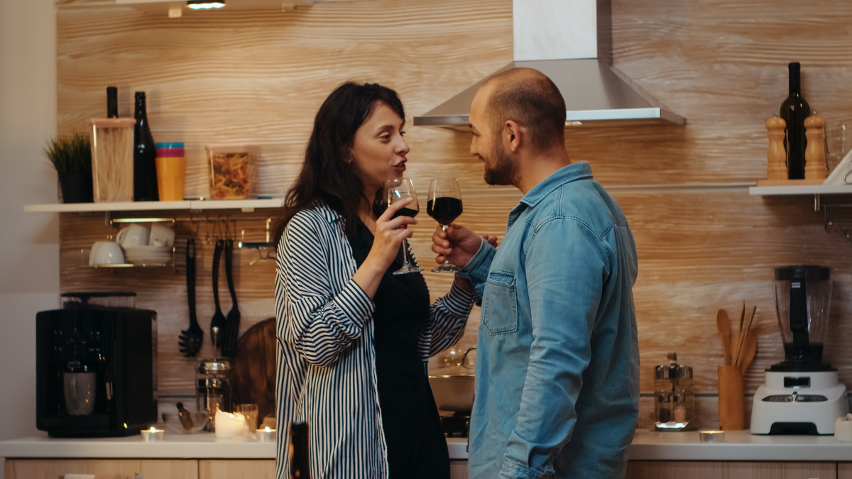 Casal em encontro tomando vinho