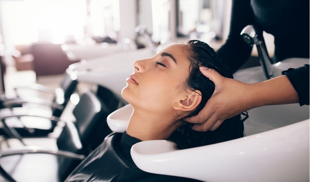 Mulher lavando o cabelo no salão