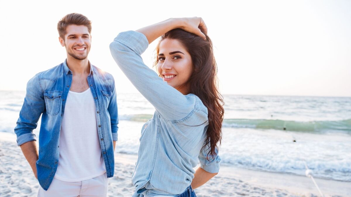 Um casal na praia.