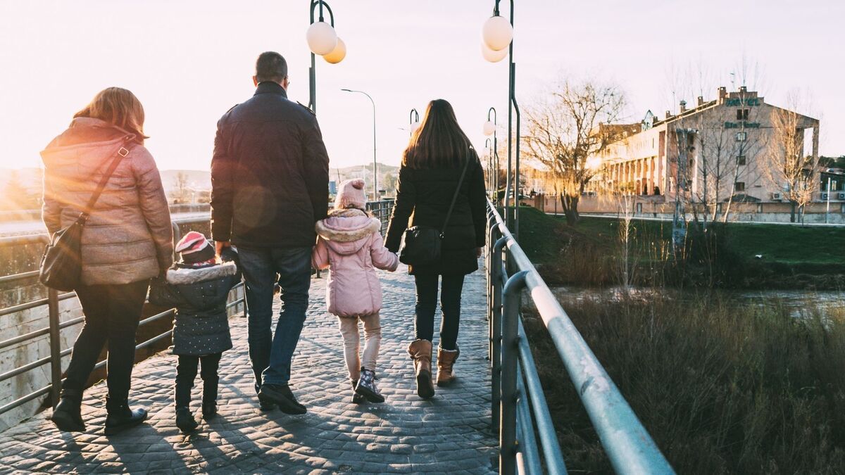 Família andando junto na rua.