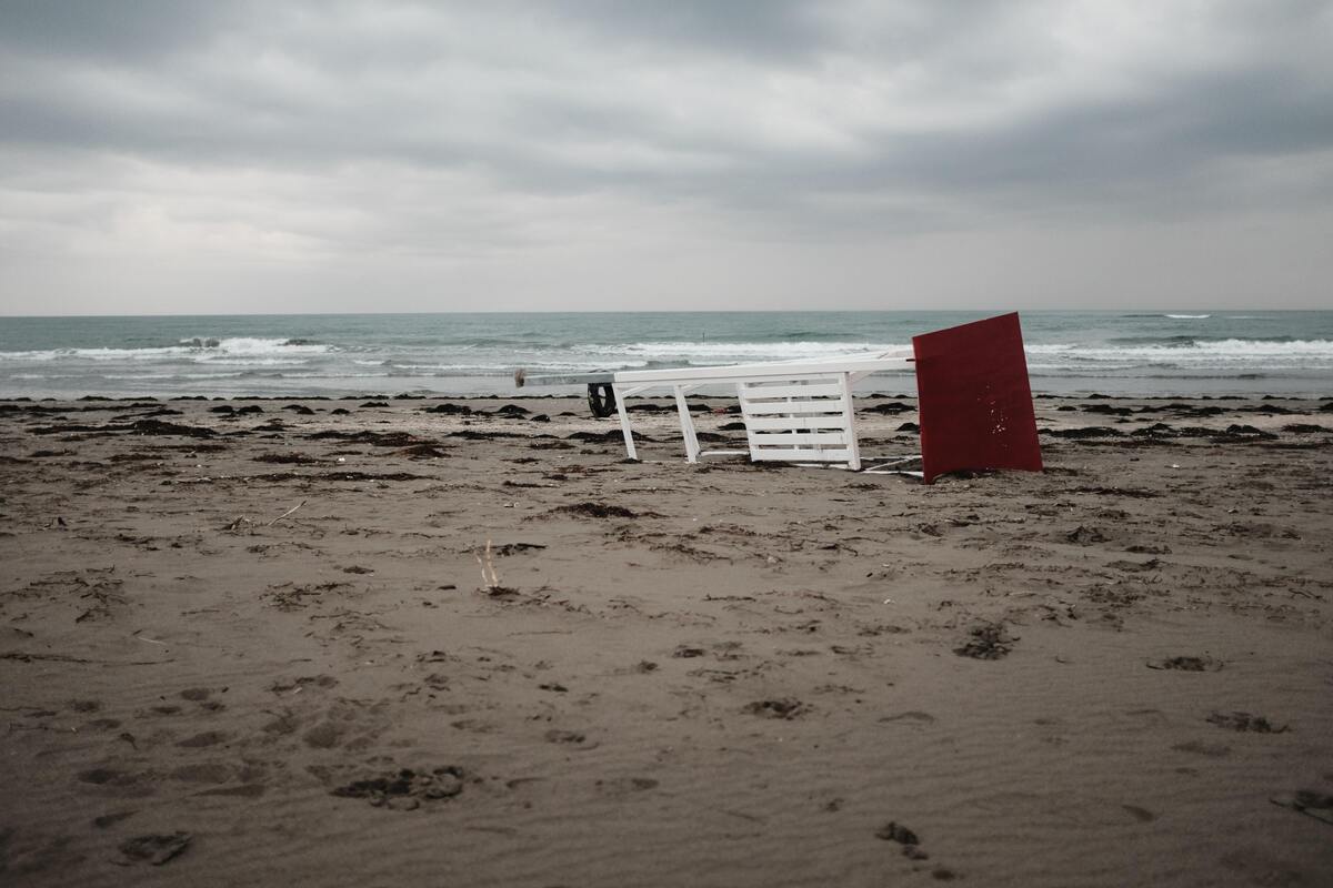 Praia com destroços. 