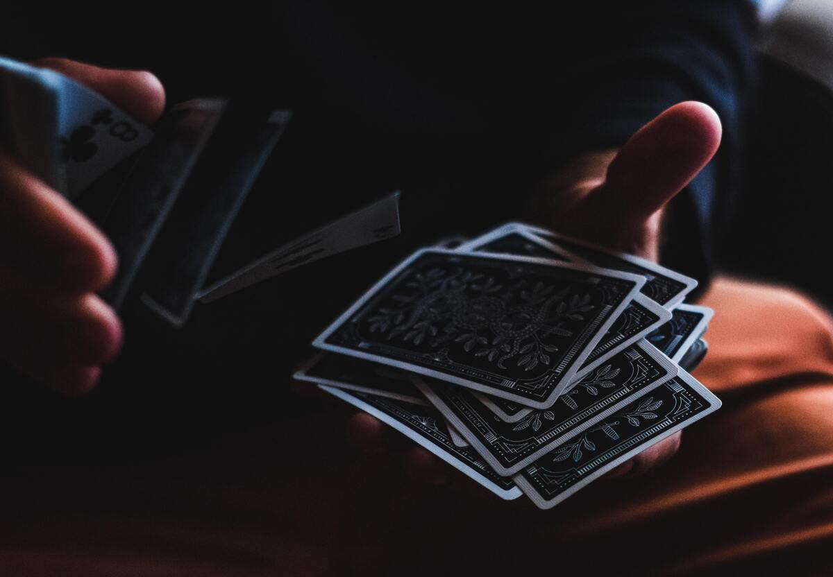 Mulher mexendo com cartas de tarot.