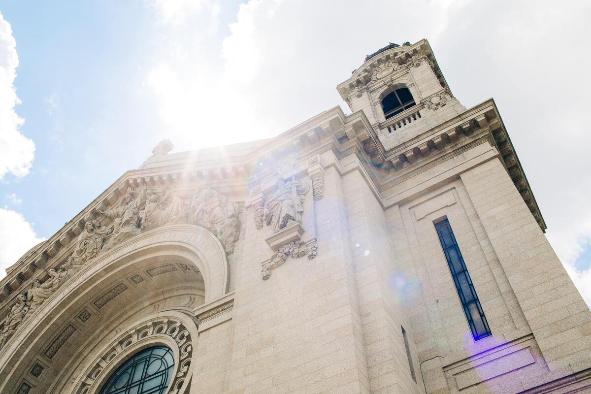 Visão de baixo para cima de uma igreja. 