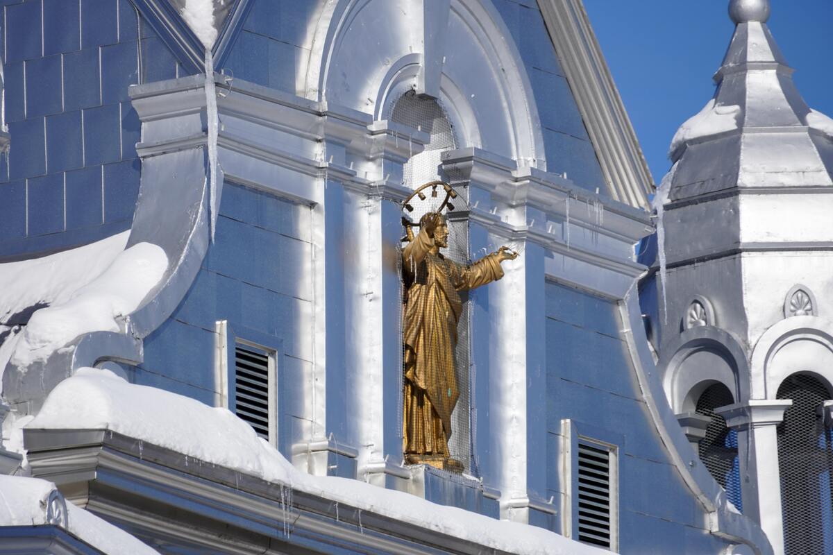 Fachada de uma igreja.