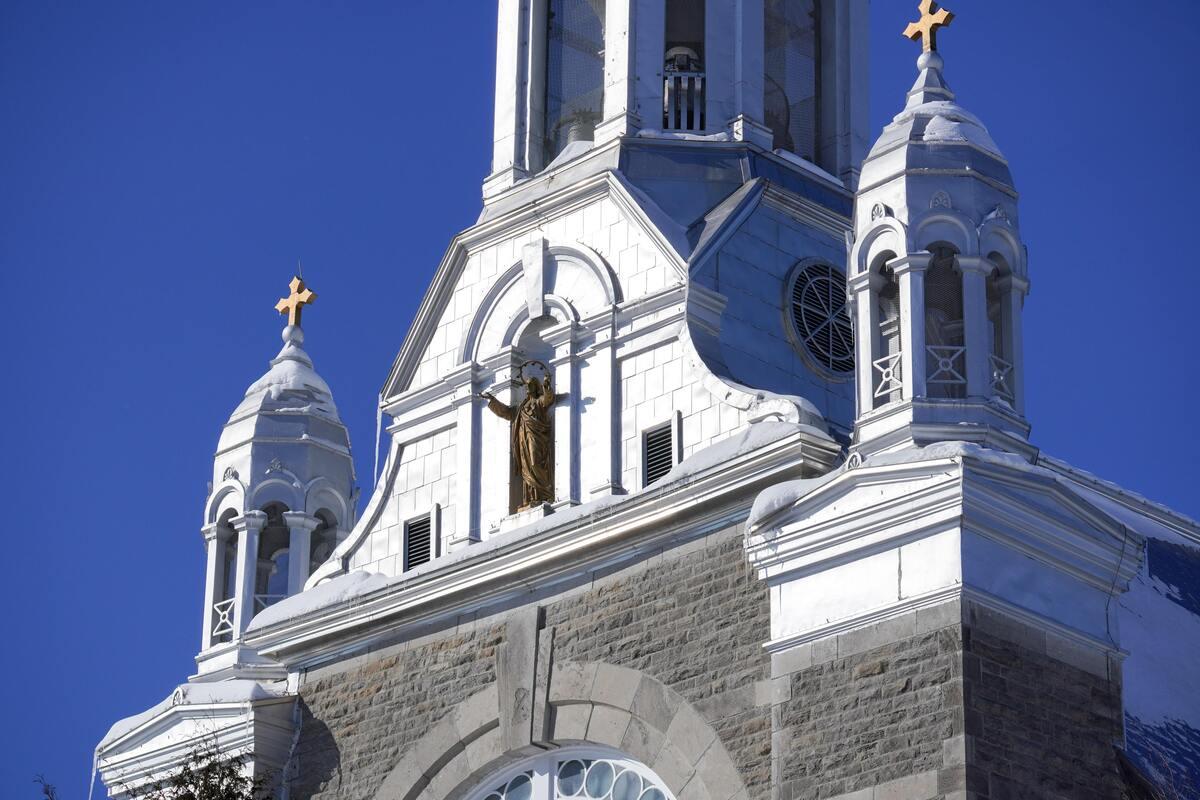 Fachada de uma igreja.