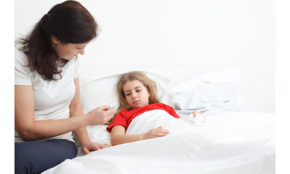 Mãe cuidando da filha doente em uma cama.