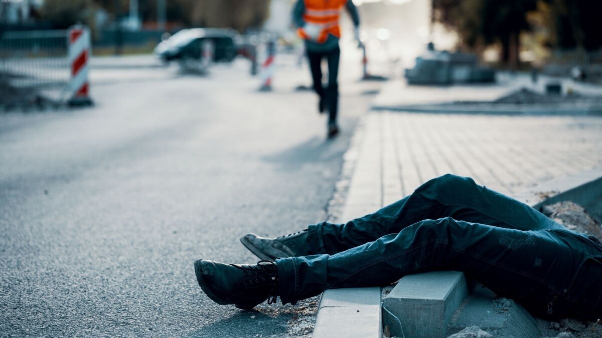 Corpo de uma pessoa morta na rua.