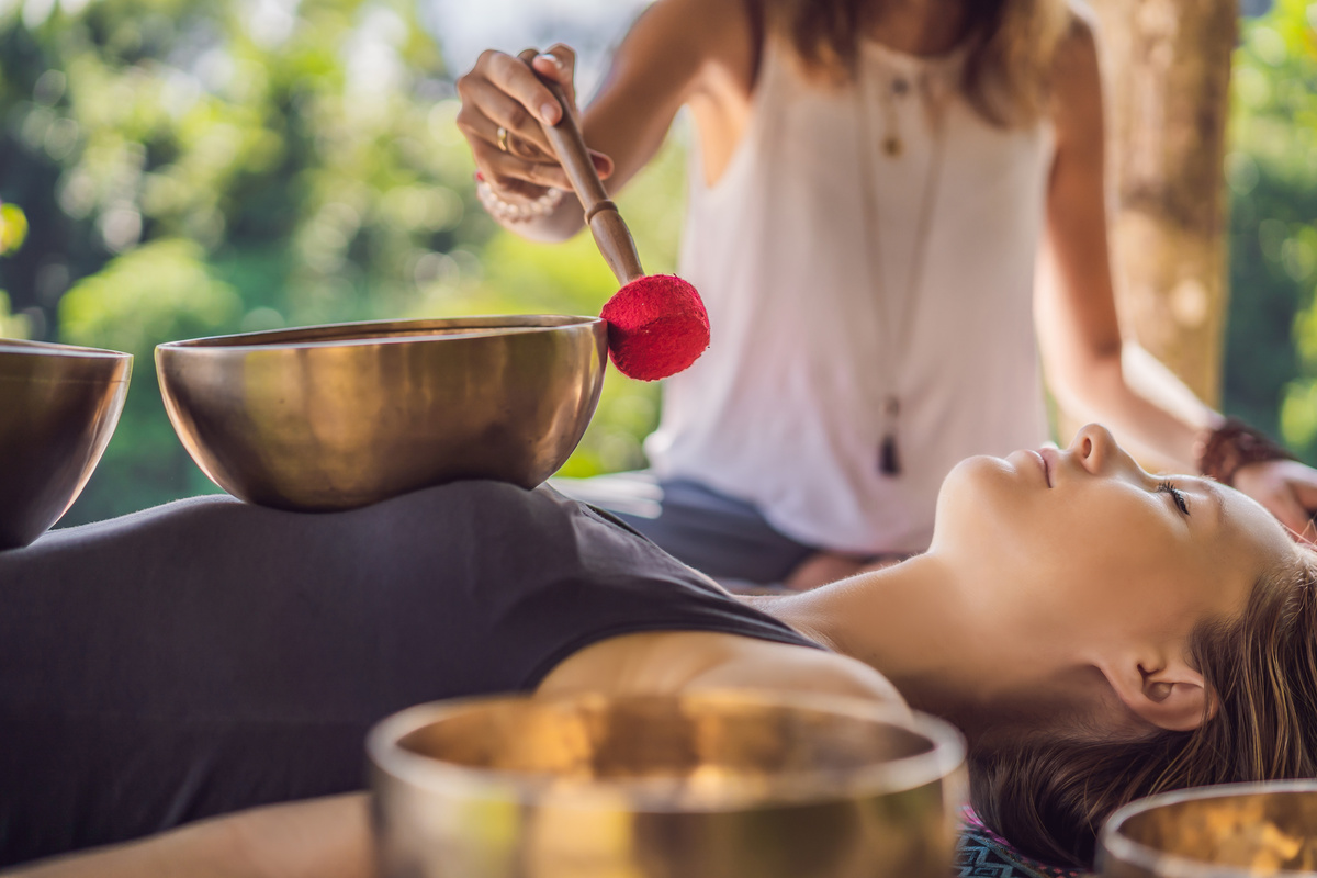 Terapia do som sendo realizada em mulher