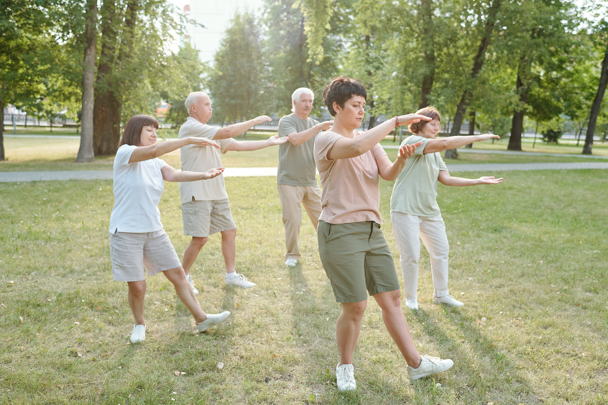 Grupo de idosos realizando qigong